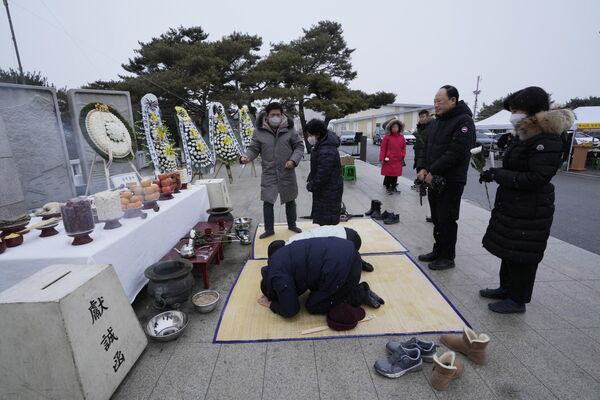 Refugiados norcoreanos y sus familias se inclinan en señal de respeto a sus antepasados en Corea del Norte mientras visitan el pabellón Imjingak, cerca de la frontera con el Norte, para celebrar el Año Nuevo Lunar en Paju, Corea del Sur. - Sputnik Mundo