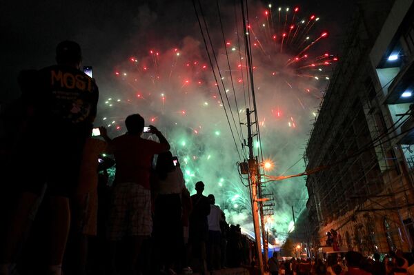 Fuegos artificiales fueron vistos sobre el puente Binondo-Intramuros para celebrar el Año Nuevo Lunar, en Manila, Filipinas. - Sputnik Mundo