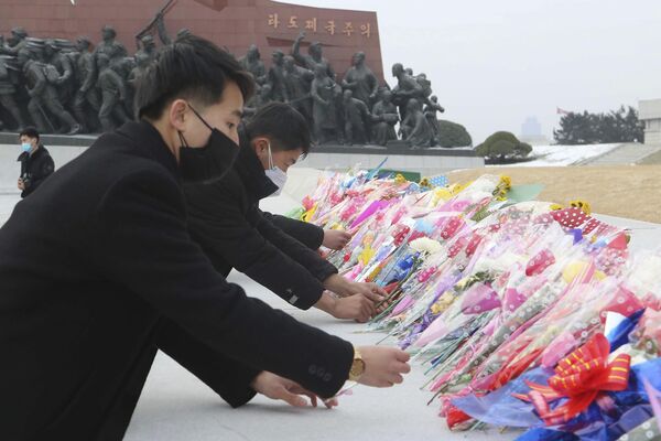 Norcoreanos rinden respeto a las estatuas de los difuntos líderes Kim Il-sung y Kim Jong-il en la colina Mansu de Pyongyang, Corea del Norte. - Sputnik Mundo