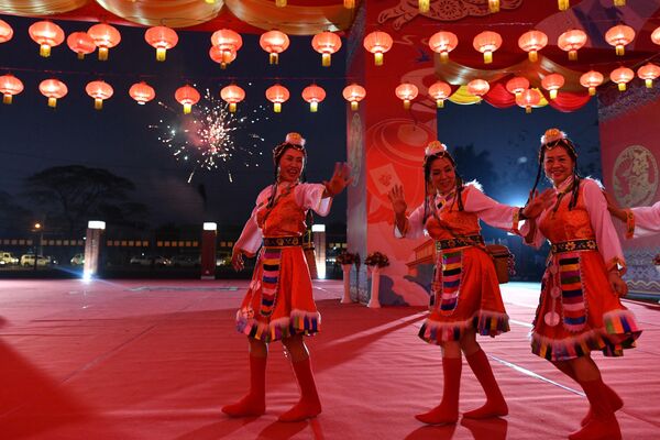 Artistas chinos participan en una ceremonia de la víspera del Año Nuevo Lunar, en Yangón. - Sputnik Mundo