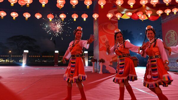 Люди во время празднования Нового года по лунному календарю в Мьянме  - Sputnik Mundo