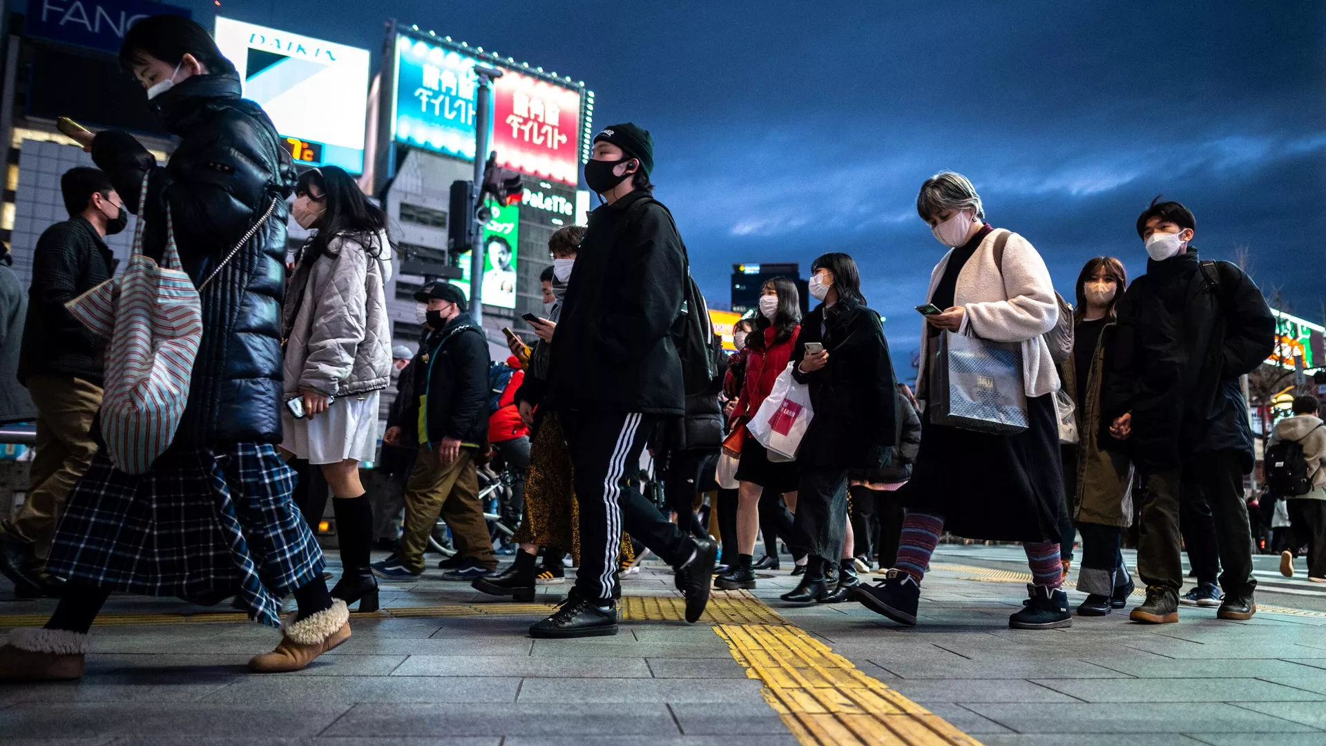 Personas caminan por la acera en el barrio tokiota de Shinjuku   - Sputnik Mundo, 1920, 22.01.2023