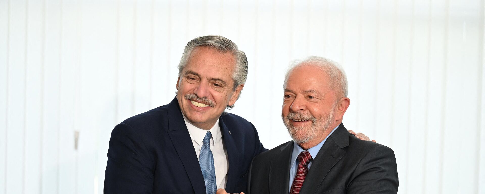 El presidente de Argentina, Alberto Fernández, con el presidente de Brasil, Lula da Silva, el 2 de enero de 2023 en Brasilia - Sputnik Mundo, 1920, 24.08.2023