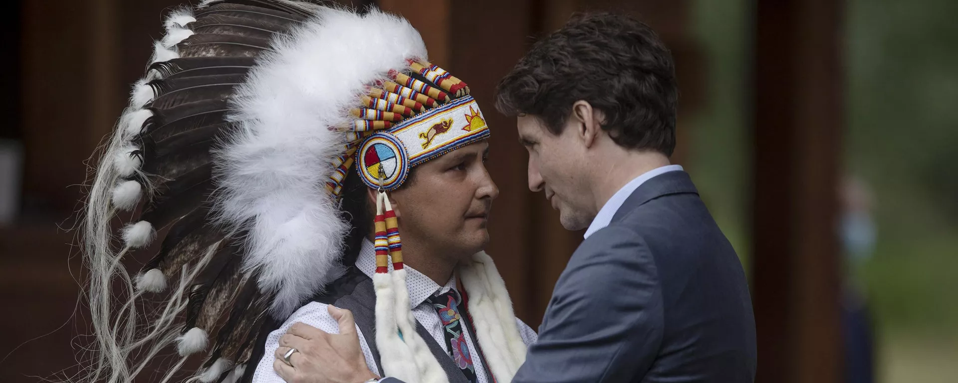 El primer ministro de Canadá, Justin Trudeau, habla con el Jefe de Cowessess, Cadmus Delorme, el 6 de julio de 2021 - Sputnik Mundo, 1920, 22.01.2023