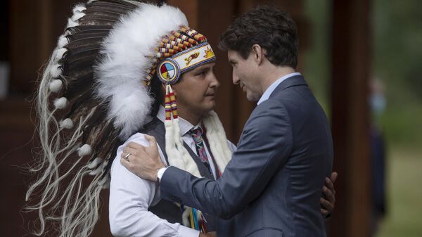 El primer ministro de Canadá, Justin Trudeau, habla con el Jefe de Cowessess, Cadmus Delorme, el 6 de julio de 2021 - Sputnik Mundo