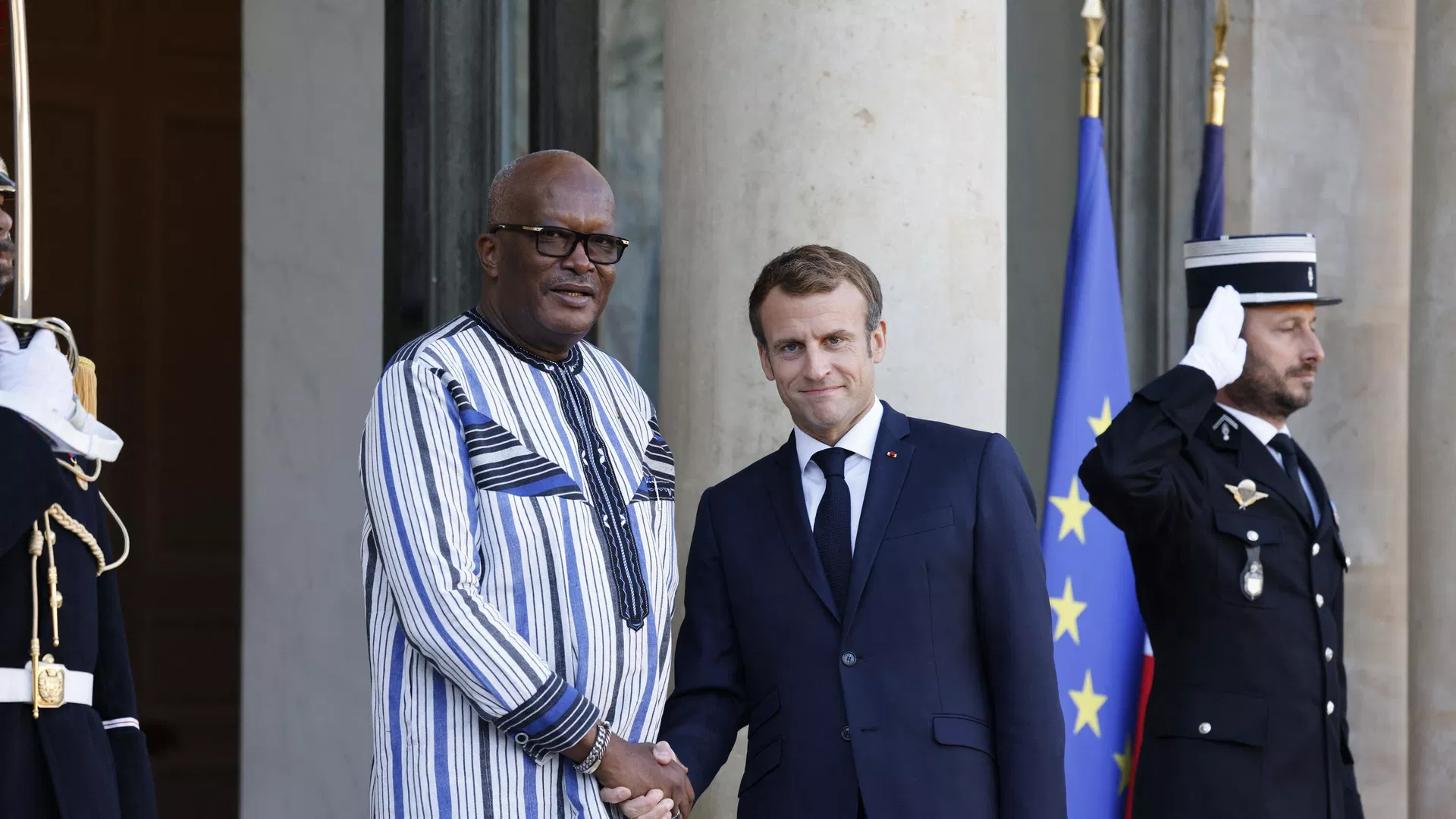 El presidente francés, Emmanuel Macron, con el expresidente de Burkina Faso, Marc Christian Kabore, durante una reunión en París en noviembre de 2021 - Sputnik Mundo, 1920, 23.01.2023