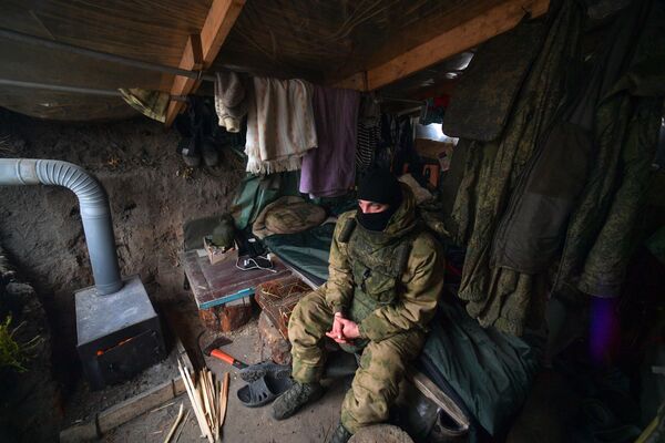 Entre las batallas, la infantería motorizada descansa en cálidos barracones calentados por estufas de gasóleo. - Sputnik Mundo