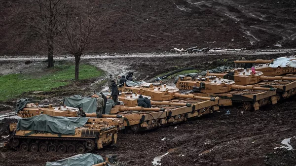 Soldados turcos sobre sus tanques de batalla Leopard 2A4 de fabricación alemana en 2018 (archivo) - Sputnik Mundo
