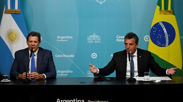 Fernando Haddad y Sergio Massa en conferencia de prensa en la Casa Rosada - Sputnik Mundo