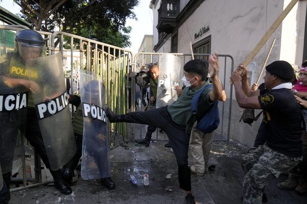 Las protestas que se llevan produciendo en Perú desde principios de diciembre volvieron a estallar el martes 24 de enero, horas después de que la nueva presidenta del país, Dina Boluarte, pidiera una tregua a los manifestantes.En la foto: manifestantes se enfrentan a la Policía en Lima. - Sputnik Mundo