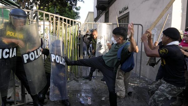 Manifestantes se enfrentan a la Policía en Lima. - Sputnik Mundo