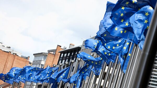 Banderas de la Unión Europea afuera de la Comisión Europea  - Sputnik Mundo