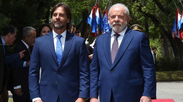 El presidente uruguayo, Luis Lacalle Pou, y su homólogo de Brasil, Luis Inácio Lula da Silva - Sputnik Mundo