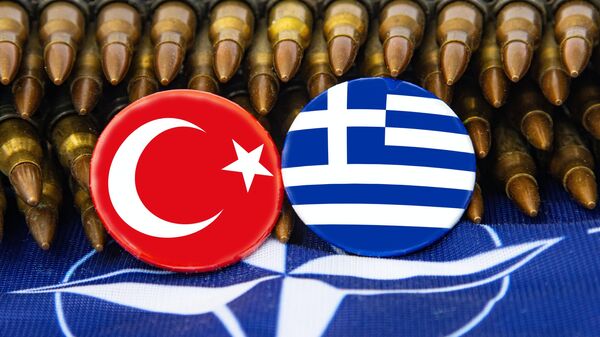 Banderas de Turquía y Grecia junto al armamento - Sputnik Mundo