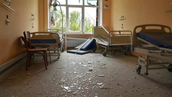 Una de las habitaciones en el edificio médico destruido en Lugansk - Sputnik Mundo