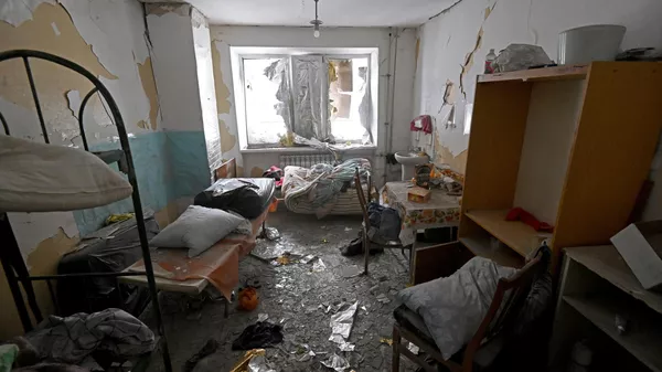 Una de las habitaciones en el edificio médico destruido en Lugansk - Sputnik Mundo