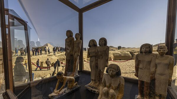 Коллекция статуй фараона демонстрируется во время пресс-конференции в некрополе Саккара - Sputnik Mundo
