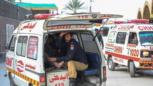Una ambulancia transporta a heridos de una explosión ante el cuartel general de la policía en Peshawar, el 30 de enero de 2023  - Sputnik Mundo