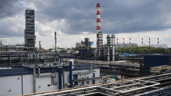 Refinería de petróleo de Gazprom Neft en Moscú - Sputnik Mundo