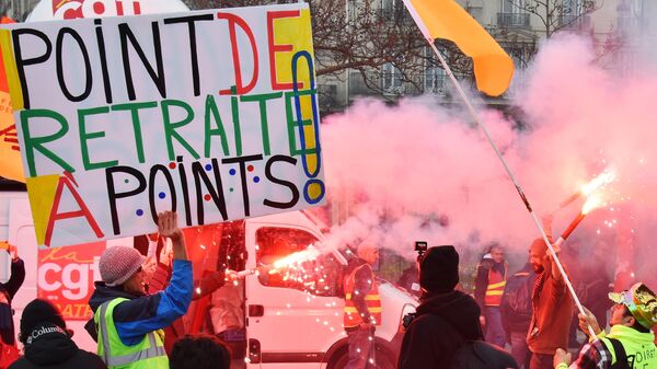 Una protesta contra la reforma de las pensiones en París, Francia - Sputnik Mundo