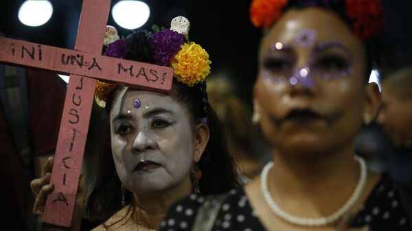 Una mujer marcha en protesta por los feminicidios en México  - Sputnik Mundo
