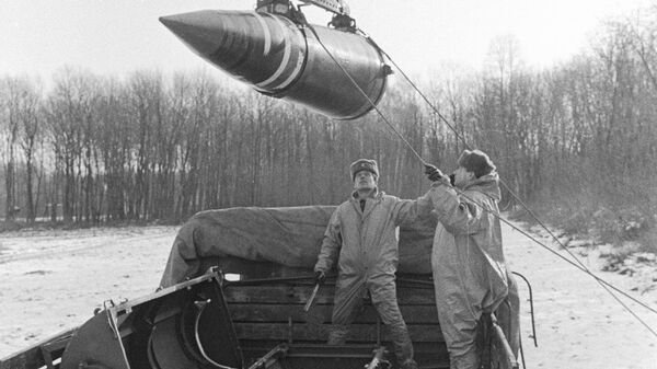 Los militares están cargando y retirando cabezas nucleares del territorio ucraniano en 1992 (archivo) - Sputnik Mundo