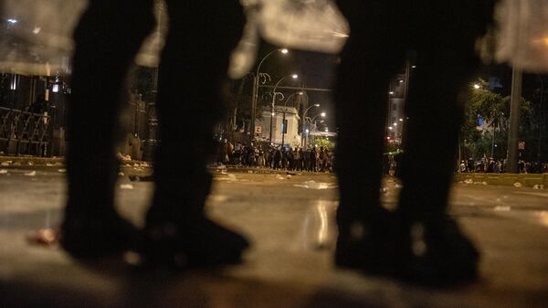 La línea policiaca al frente de los manifestantes durante las movilizaciones en la capital peruana contra Dina Boluarte. - Sputnik Mundo