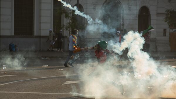 Brigadas de asistentes han buscado la contención de efectos de gases lacrimógenos entre los manifestantes. - Sputnik Mundo