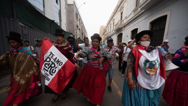 Te amo, Perú, se lee en una bandera portada por manifestantes mujeres. Los ciudadanos exigen una nueva constitución. - Sputnik Mundo