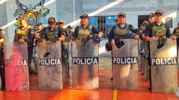 Elementos policiacos peruanos exhiben afectaciones a su equipo derivadas de las protestas. - Sputnik Mundo
