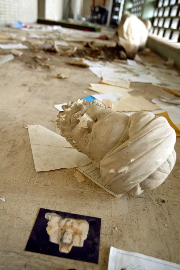 La guerra en Irak tuvo consecuencias desastrosas para la arqueología y la cultura mundiales. Decenas de monumentos de las antiguas civilizaciones de Sumeria y Babilonia fueron destruidos. Durante los dos años siguientes, 130.000 valores culturales e históricos fueron sacados del país, 90.000 de los cuales acabaron en EEUU. Desde entonces, solo se ha devuelto a Irak el 10% de lo robado.En la foto: estatua rota en el suelo del Museo Arqueológico de Bagdad. - Sputnik Mundo