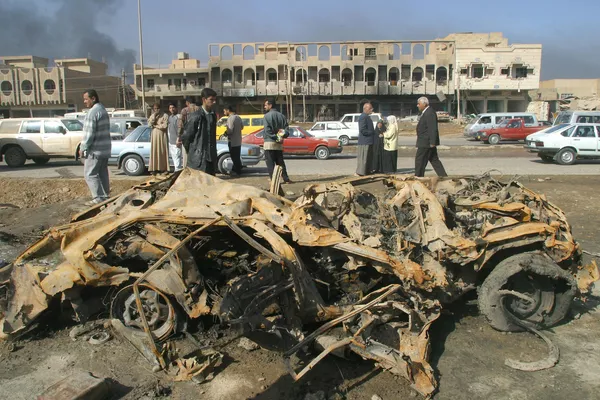 El 19 de marzo, el presidente estadounidense George W. Bush ordenó una acción militar y a las 05:33 horas del 20 de marzo, una hora y media después de que expirara el ultimátum de 48 horas, las primeras explosiones sacudieron Bagdad.En la foto: los restos de un coche quemado en una calle de Bagdad tras el bombardeo estadounidense. - Sputnik Mundo