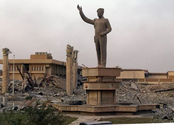 En la operación participaron cientos de miles de soldados de EEUU, el Reino Unido, Australia y Polonia, apoyados por otros aliados y socios de Washington.En la foto: la estatua superviviente de Sadam Huseín entre las ruinas del cuartel general de las Fuerzas Aéreas iraquíes en Bagdad. - Sputnik Mundo