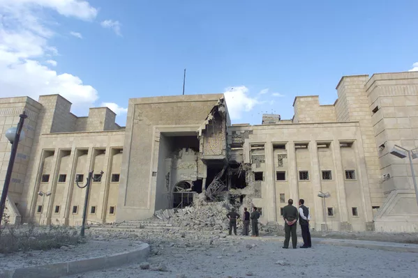 EEUU invadió Irak a pesar de que no consiguió el apoyo del Consejo de Seguridad de la ONU. Incluso el habitualmente cauto secretario general de la ONU, Kofi Annan, afirmó que Washington había violado la Carta de las Naciones Unidas.En la foto: el edificio del Museo de Tikrit, en Bagdad, destruido por los bombardeos estadounidenses. - Sputnik Mundo