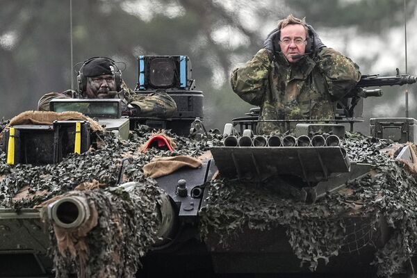 El Ministro de Defensa alemán, Boris Pistorius (derecha), en uno de los tanques Leopard 2 transferidos por la Bundeswehr a Ucrania durante un ejercicio en Augustdorf. - Sputnik Mundo