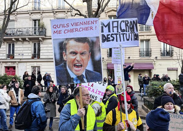 Manifestantes en una protesta contra el aumento de la edad de jubilación en París, Francia. - Sputnik Mundo