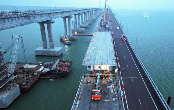 Finalización de las obras de reconstrucción del puente de Crimea, dañado como consecuencia de un atentado con camión bomba organizado por los servicios especiales ucranianos. Finalización de las obras de reconstrucción del puente de Crimea, dañado como consecuencia de un atentado con camión bomba organizado por los servicios especiales ucranianos. - Sputnik Mundo