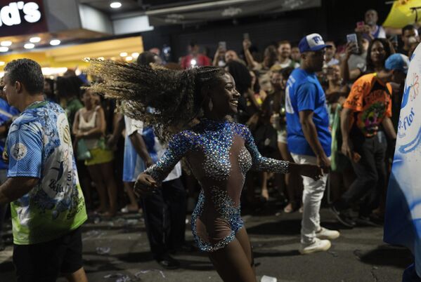 Ensayo de la escuela de samba Beija Flor antes del Carnaval brasileño en Río de Janeiro. - Sputnik Mundo