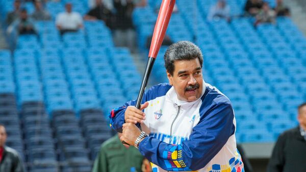 El presidente de Venezuela, Nicolás Maduro, con un bate de béisbol - Sputnik Mundo