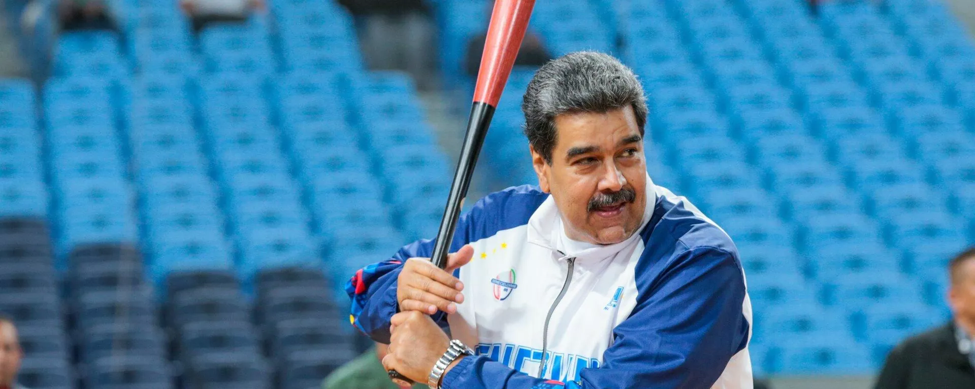 El presidente de Venezuela, Nicolás Maduro, con un bate de béisbol - Sputnik Mundo, 1920, 04.02.2023