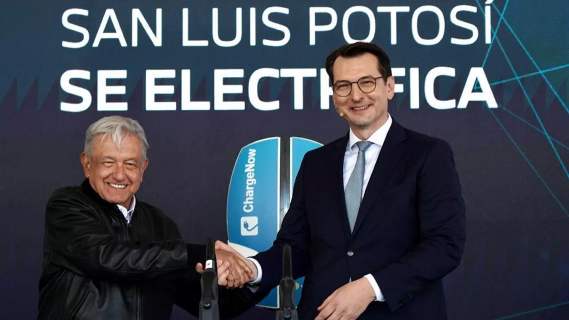 El presidente de México, Andrés Manuel López Obrador, con el integrante del consejo administrativo de BMW Milan Nedeljkovic - Sputnik Mundo, 1920, 04.02.2023