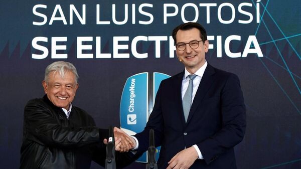 El presidente de México, Andrés Manuel López Obrador, con el integrante del consejo administrativo de BMW Milan Nedeljkovic - Sputnik Mundo