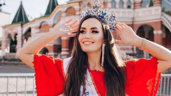 La rusa Elena Maxímova ganó el título del concurso internacional de belleza para mujeres casadas Miss Universo 2022, el 5 de febrero  - Sputnik Mundo