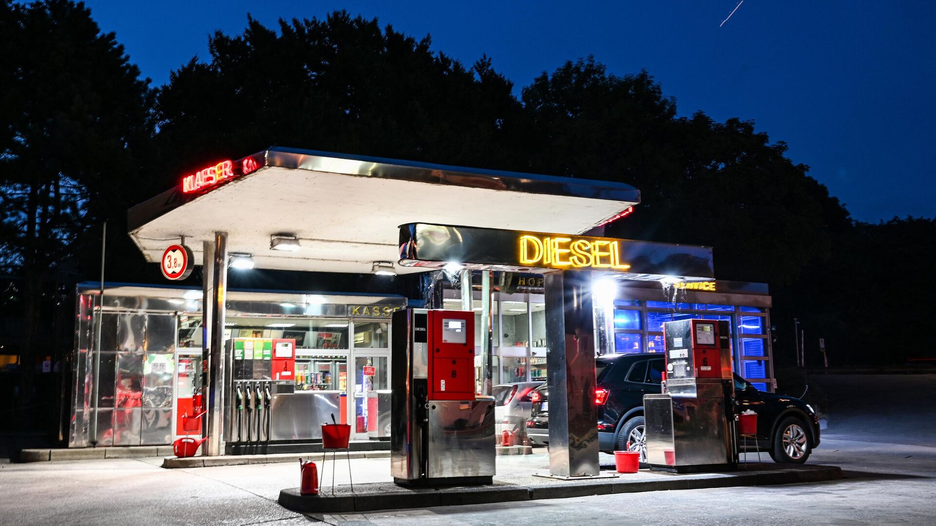 Un coche atraviesa una gasolinera con el letrero Diesel iluminado en Herten, al oeste de Alemania - Sputnik Mundo, 1920, 05.02.2023