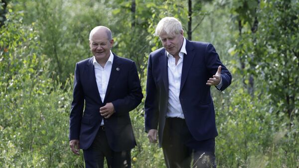 El canciller alemán, Olaf Scholz, y el entonces primer ministro británico, Boris Johnson, caminan durante una reunión bilateral durante el primer día de la cumbre de líderes del G7, Alemania, el 26 de junio de 2022 - Sputnik Mundo