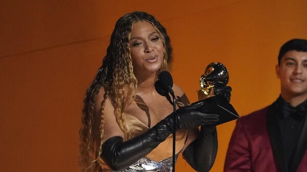 Beyoncé al recibir su Grammy 32 - Sputnik Mundo