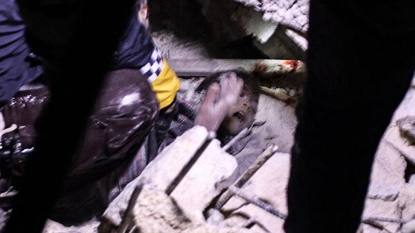 Спасение ребенка из-под завалов после землетрясения в сирийском Азазе   - Sputnik Mundo