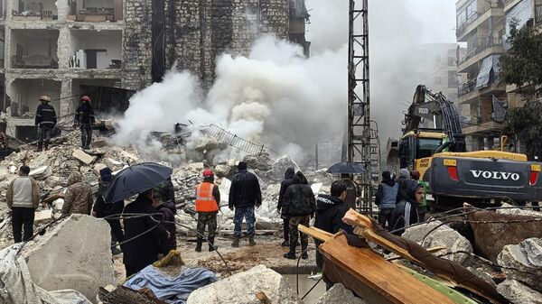 Trabajadores de defensa civil y fuerzas de seguridad buscan entre los escombros de edificios derrumbados en Alepo, Siria, 6 de febrero de 2023.  - Sputnik Mundo