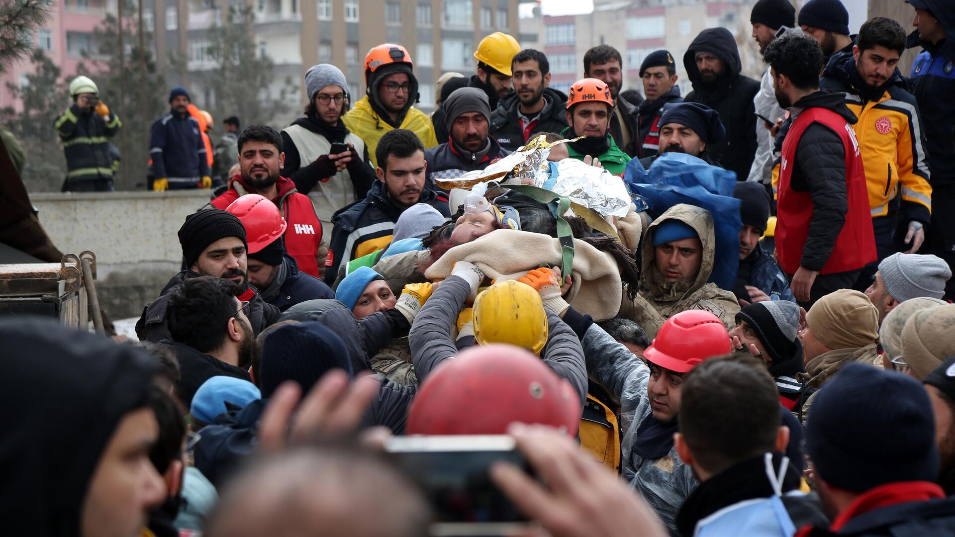 Trabajos de rescate en un edificio dañado por el terremoto en Diyarbakir, Turquíaб 7 de febrero de 2023  - Sputnik Mundo, 1920, 07.02.2023