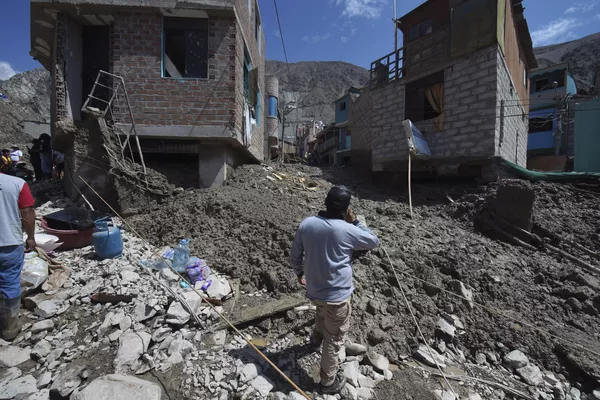 En el Departamento de Arequipa, en el sur de Perú, los equipos de rescate eliminan las consecuencias del aluvión.En la foto: se ve como las casas de los pobladores de Camán se hallan dañadas por los deslizamientos de tierra. - Sputnik Mundo